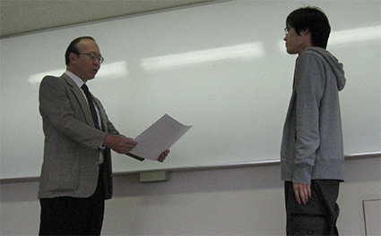 表彰状を読み上げる多田先生と日野君 IMG_0121-1
