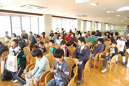 最終回の科学教室が終わった後,文理大学の学生食堂で修了式が行われました DSC_0602