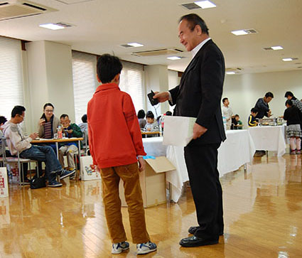 修了式の後の昼食会では,参加者から感想を聞くことができました DSC_0621
