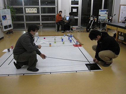 加治先生と加治研究室の4年生が競技用を作成しています IMG_0135