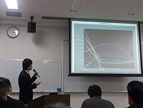 発表中の高野君です. 発表中の高野君です.