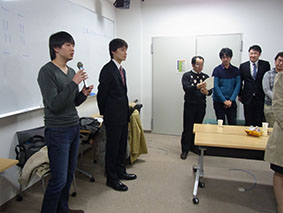 発表後の懇親会でチームの状況を報告する尾崎君と高野君です. 発表後の懇親会でチームの状況を報告する尾崎君と高野君です.