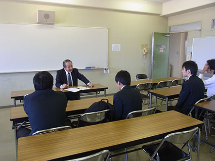 ECサイト購買・閲覧データの課題設定部門でプレゼンテーションを行う大学院2年の尾崎君です ECサイト購買・閲覧データの課題設定部門でプレゼンテーションを行う大学院2年の尾崎君です