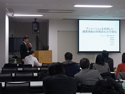 スキャンパネル・パネル調査データの学生部門でプレゼンテーションを行う電子情報工学科3年の高野君です スキャンパネル・パネル調査データの学生部門でプレゼンテーションを行う電子情報工学科3年の高野君です