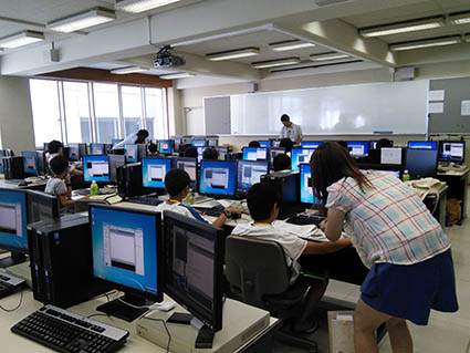 コンピュータ教室での実習 コンピュータ教室での実習