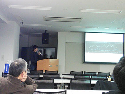 発表中の高野君です
