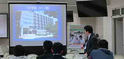 ナノ物質工学科の説明をする箕田先生 ナノ物質工学科の説明をする箕田先生