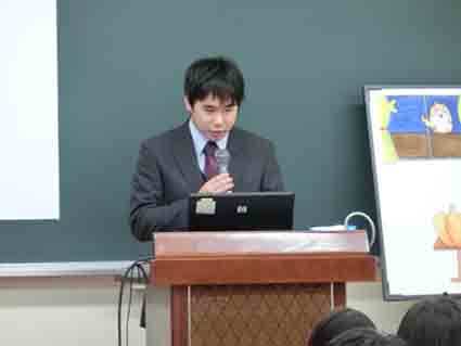 ナノ物質工学科の紹介をする豊田君 ナノ物質工学科の紹介をする2年生の豊田君
