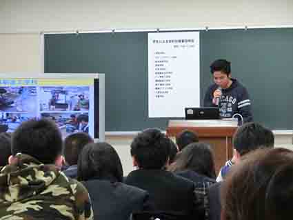 機械創造工学科の紹介をする木内君 機械創造工学科の紹介をする2年生の木内君