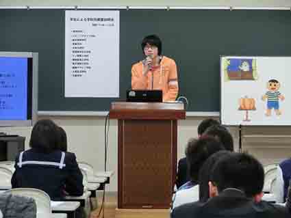 電子情報工学科の紹介をする石川君 電子情報工学科の紹介をする2年生の石川君