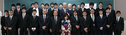 電子情報工学科の卒業生と教員 電子情報工学科の卒業生と教員
