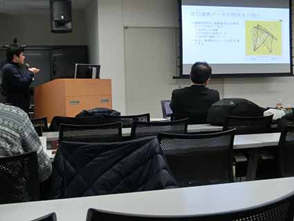 「区役所受付システムログ+申請POSデータ」について発表する入野君 「区役所受付システムログ+申請POSデータ」について発表する入野君