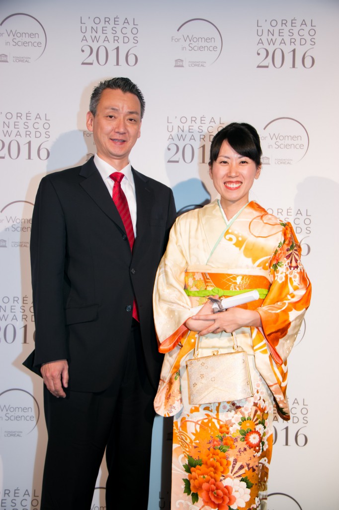 指導教員の大島先生(左)と向井さん 指導教員の大島先生(左)と向井さん