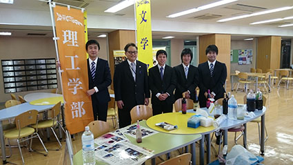 ナノ物質工学科の紹介をする水野先生 ナノ物質工学科の紹介をする水野先生