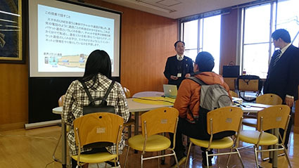 電子情報工学科の紹介をする妹尾先生 電子情報工学科の紹介をする妹尾先生