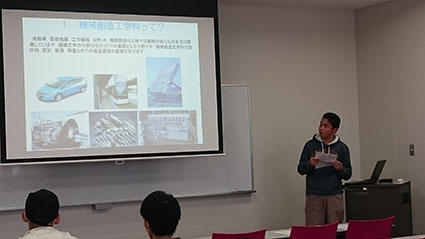 機械創造工学科の説明をする木内君 機械創造工学科の説明をする木内君